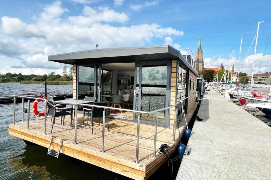 Výhled na řeku, která protéká v blízkosti ubytování na lodi
