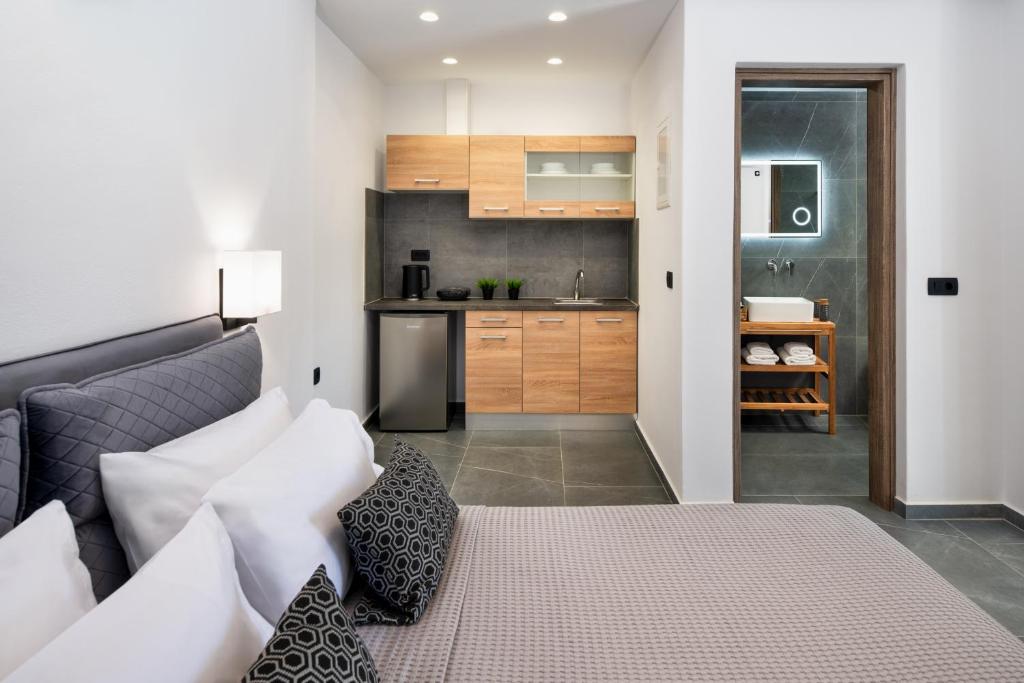 Kuchyň nebo kuchyňský kout v ubytování Potamida Suites