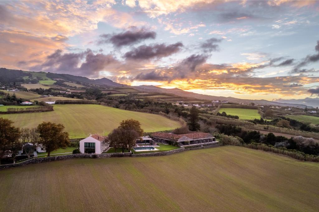 eine Luftansicht eines Hauses auf einem Feld in der Unterkunft SENSI Azores Nature and SPA in Ginetes