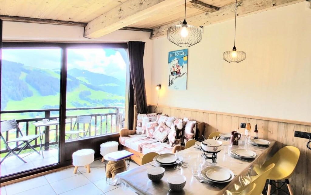 un salon avec une table et un canapé dans l'établissement Résidence Les Chardons - Appartement calme avec des vues superbes, à proximité des pistes de ski et des randonnées. MAE-2854, à Notre-Dame-de-Bellecombe
