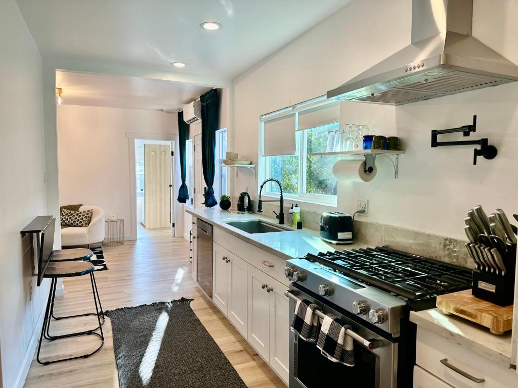 uma cozinha com um fogão e um lavatório em Modern, Bright 2BR Casita in Vibrant Echo Park Silver Lake with Gourmet Kitchen and Unbeatable Proximity to LA Hotspots em Los Angeles