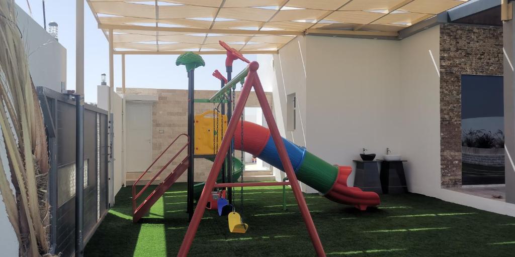 een kamer met een speeltuin met een glijbaan bij الاستراحة الشموخ in Mu‘tamar