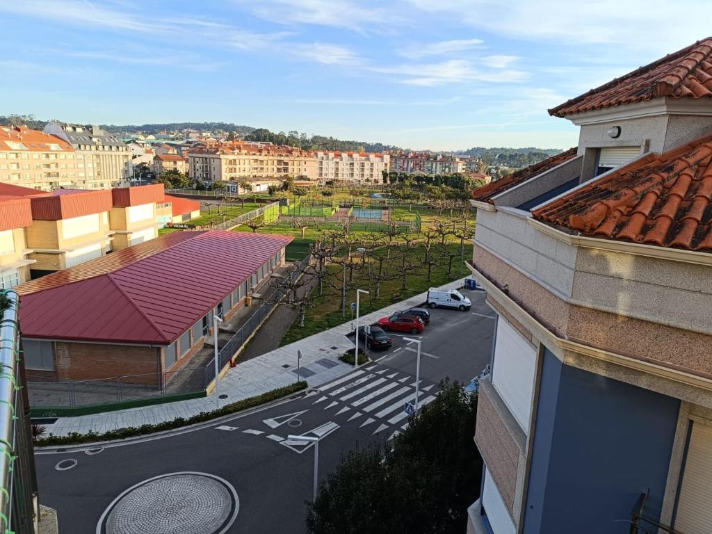 eine Luftansicht einer Stadt mit Gebäuden und einer Straße in der Unterkunft Portonovo, Sanxenxo in Sanxenxo