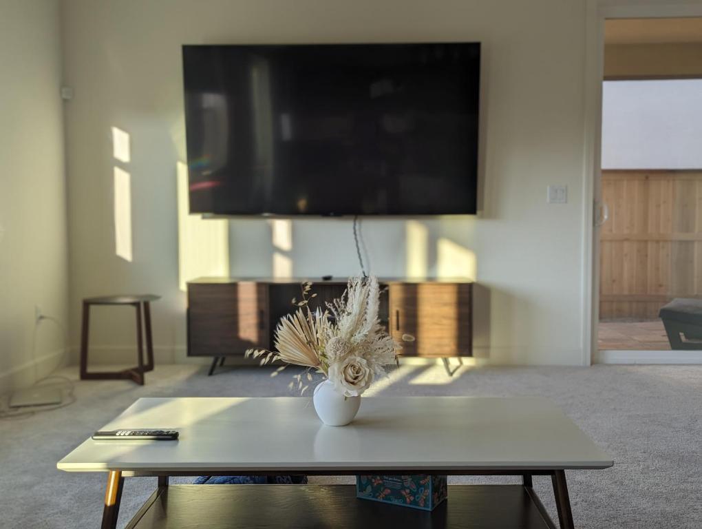 En tv och/eller ett underhållningssystem på Modern, Spacious & Relaxing Home in Sparks, NV
