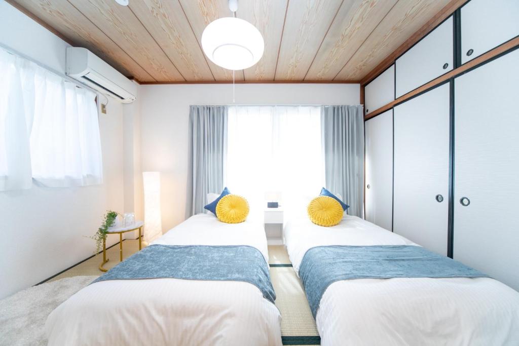 Corpo Shinkai 203 - Vacation STAY 16660 في سوزوكا: سريرين في غرفة مع نافذة