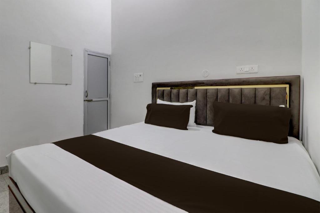 Una cama o camas en una habitación de OYO Hotel Arise