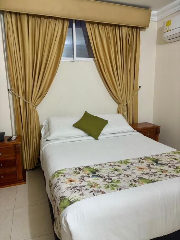 Postel nebo postele na pokoji v ubytování Hotel San Miguel Imperial