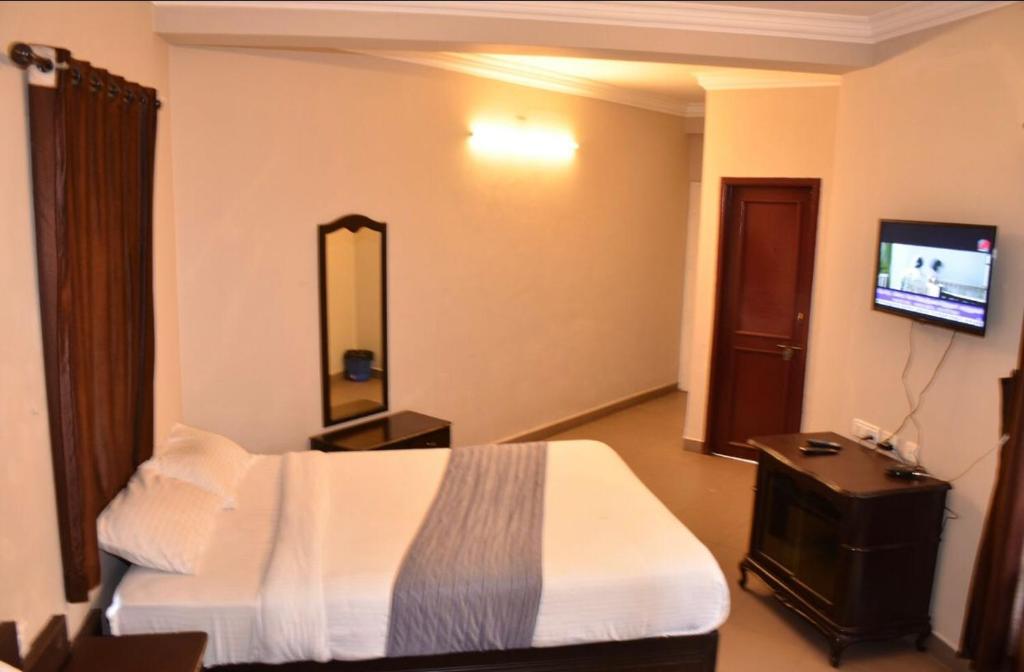 TV a/nebo společenská místnost v ubytování Munnar Mount Shelt Hotel - Best Budget Resort munnar
