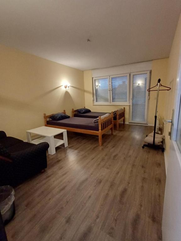 チャプリナにあるČapljina Roomsのベッドとソファのあるリビングルーム