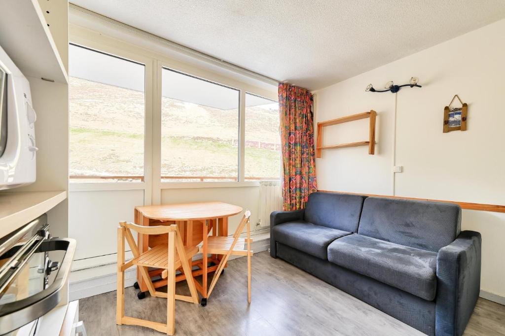 un salon avec un canapé et une table dans l'établissement Résidence Le Montana - maeva Home - Studio 4 personnes Confort MAE-1759, à La Mongie