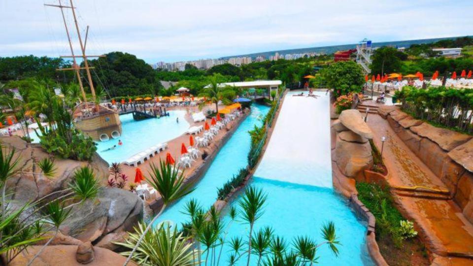 un'immagine di un parco acquatico con piscina di Piazza Di Roma a Caldas Novas