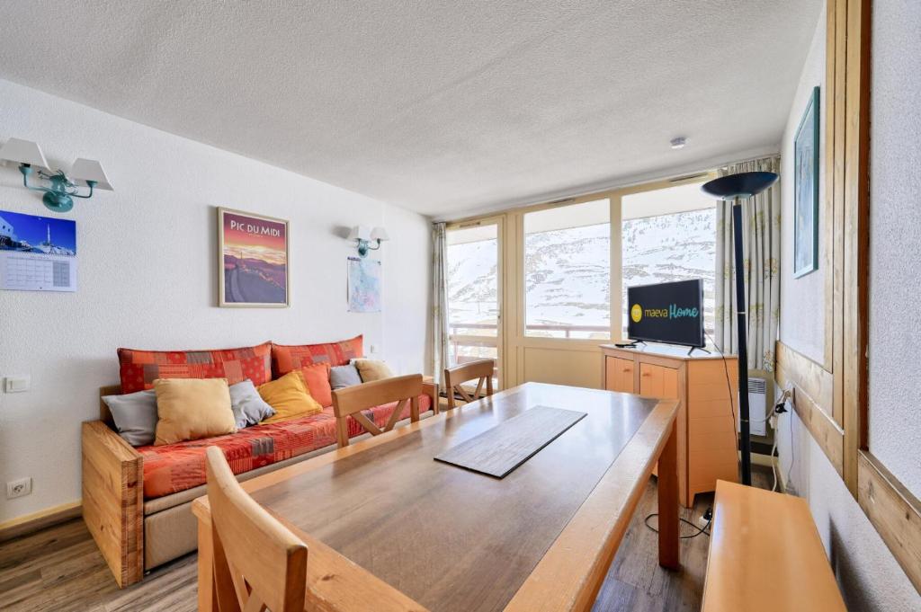 un salon avec un canapé et une table dans l'établissement Résidence Le Montana - maeva Home - Appartement 2 pièces 6 personnes Confort MAE-6953, à La Mongie