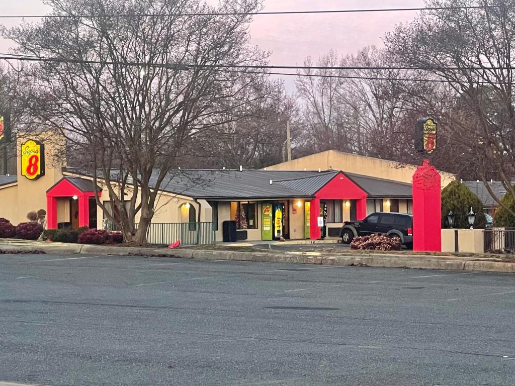 una tienda al lado de una calle en Super 8 by Wyndham Monroe, en Monroe