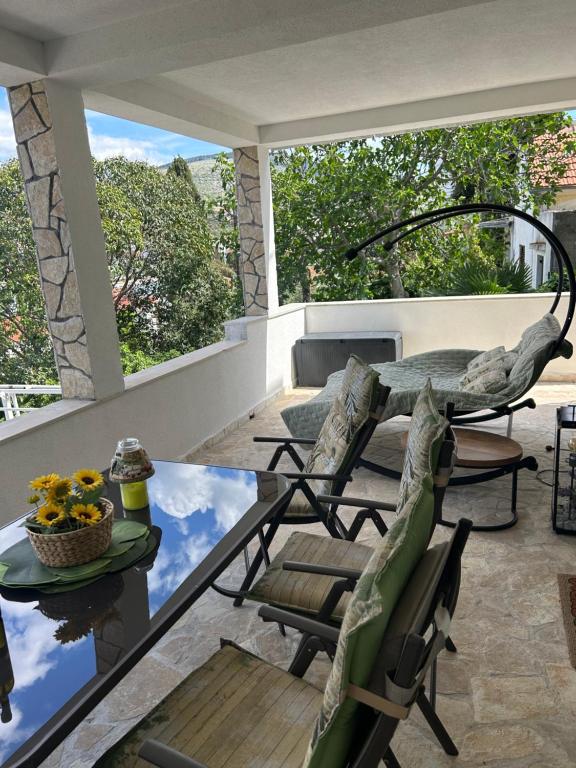 taras ze stołem i krzesłami na balkonie w obiekcie Apartament Abi w mieście Vranjica