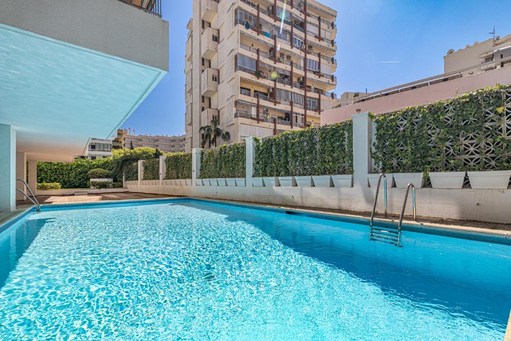 uma piscina no meio de um edifício em City Center Apartment in Marbella em Marbella