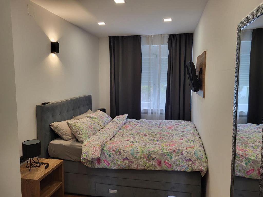 mała sypialnia z łóżkiem i oknem w obiekcie MarSim Lux apartman Zagreb w Zagrzebiu