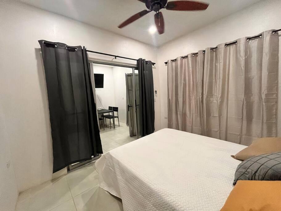a bedroom with a bed and a ceiling fan at Apartamento equipado en zona privilegiada de Liberia in Liberia