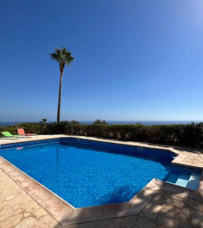 Bazén v ubytování Unforgettable Family Escape - Cliffside Villa with Panoramic Sea Views and Kid-Friendly Private Pool nebo v jeho okolí