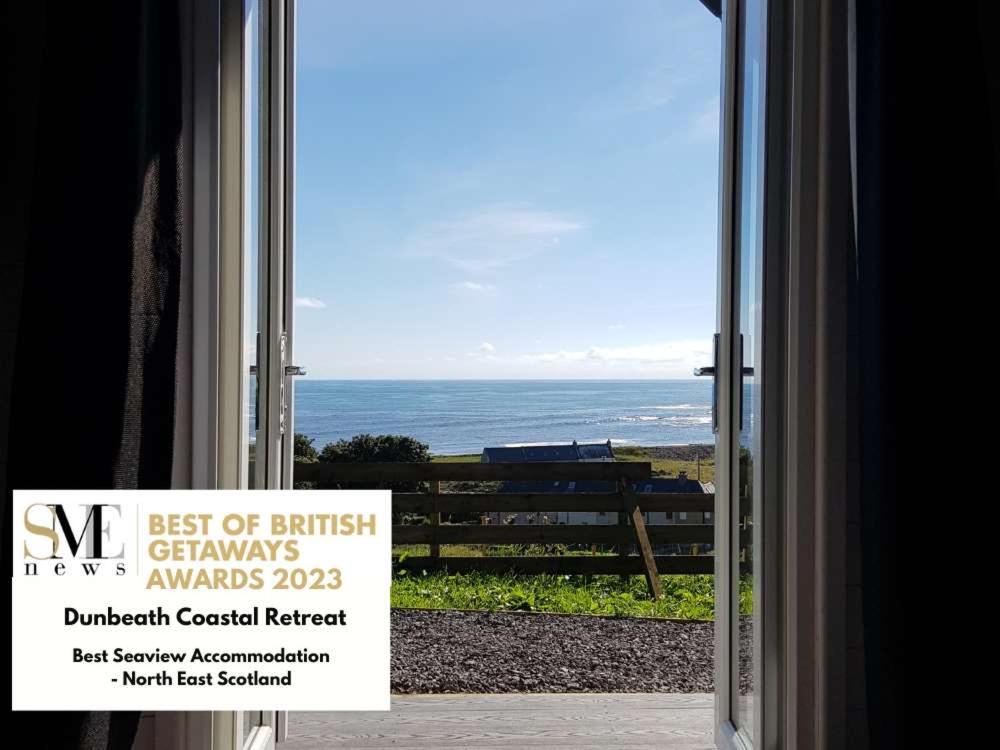 une porte ouverte avec vue sur l'océan dans l'établissement Dunbeath Coastal Retreat, à Dunbeath