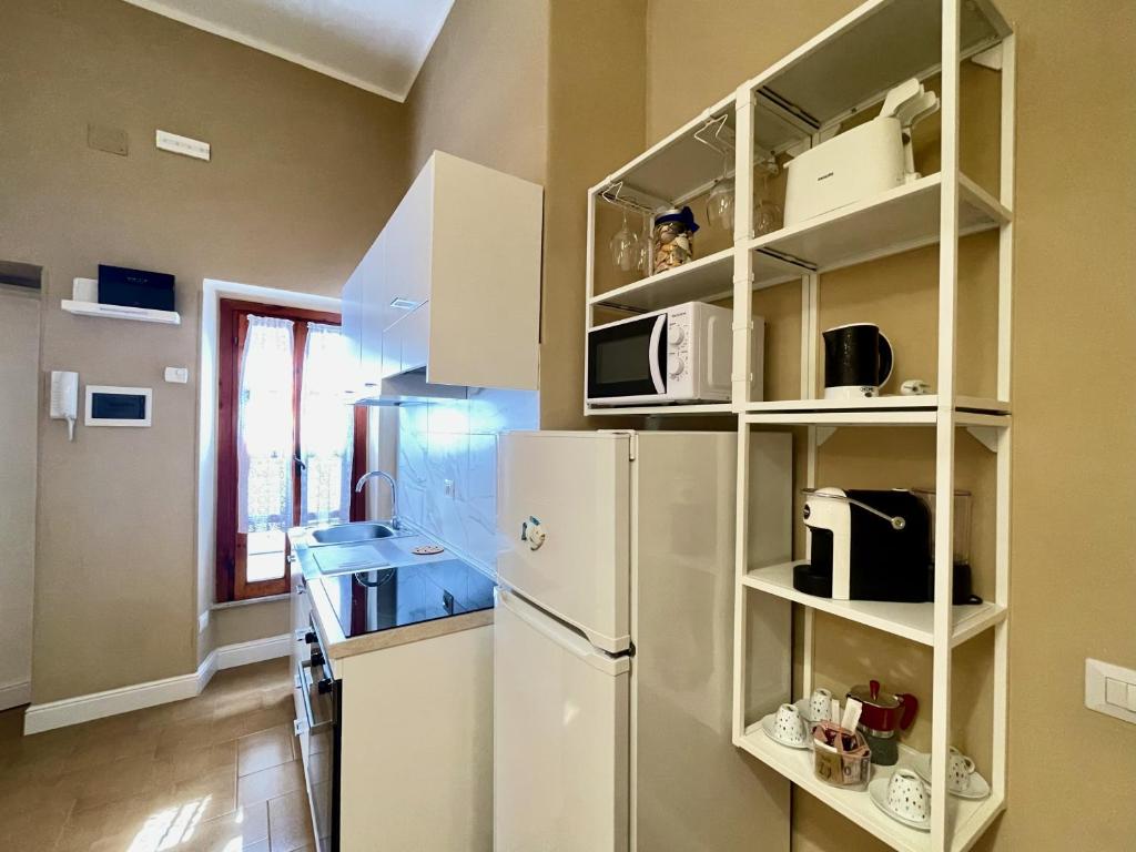 A kitchen or kitchenette at CASA GRAMSCI - Anzio Centro