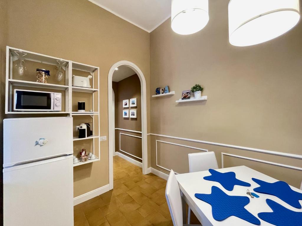 A kitchen or kitchenette at CASA GRAMSCI - Anzio Centro