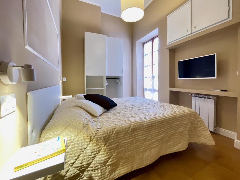 A television and/or entertainment centre at CASA GRAMSCI - Anzio Centro