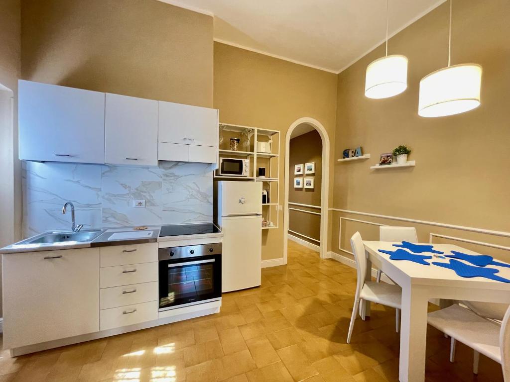 A kitchen or kitchenette at CASA GRAMSCI - Anzio Centro