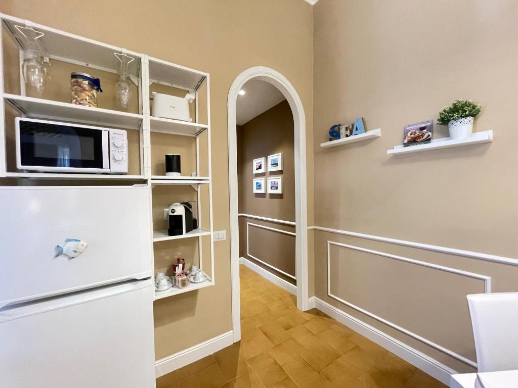 A kitchen or kitchenette at CASA GRAMSCI - Anzio Centro
