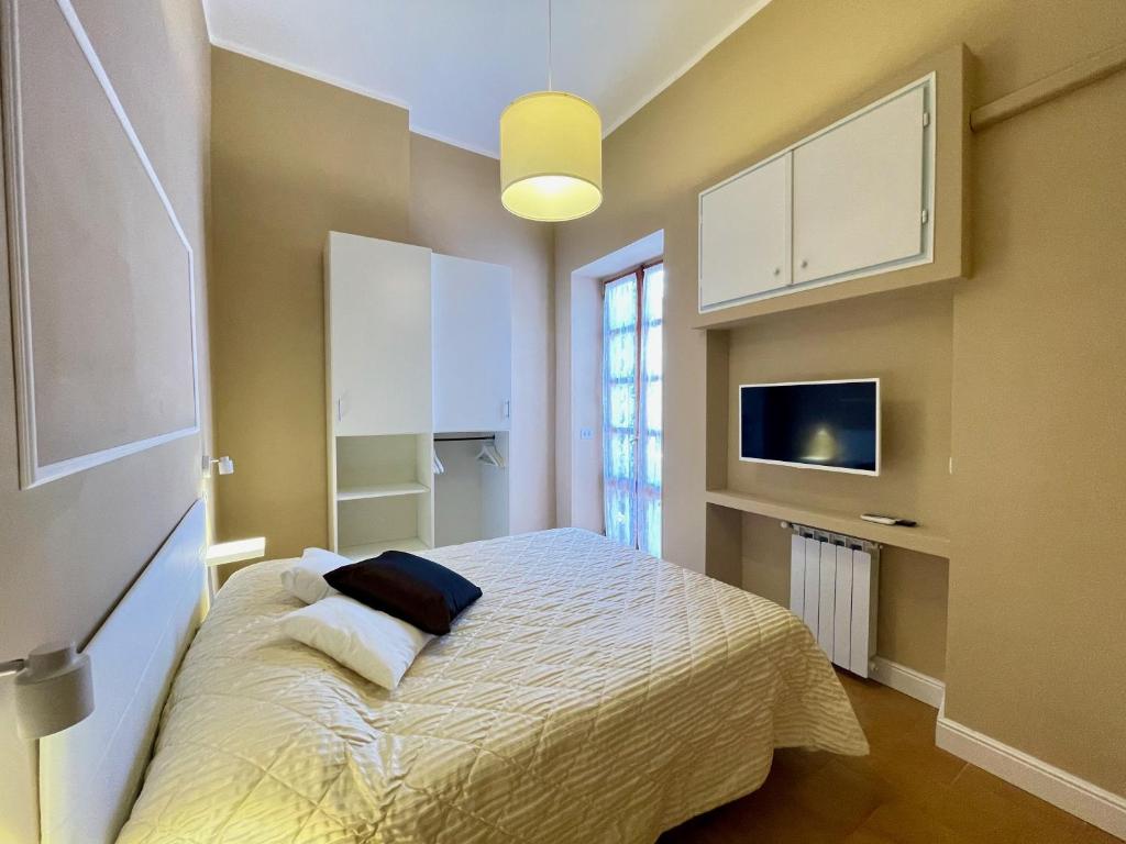 A television and/or entertainment centre at CASA GRAMSCI - Anzio Centro