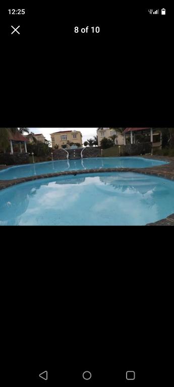 een foto van een groot blauw zwembad bij Sea lilly villa 