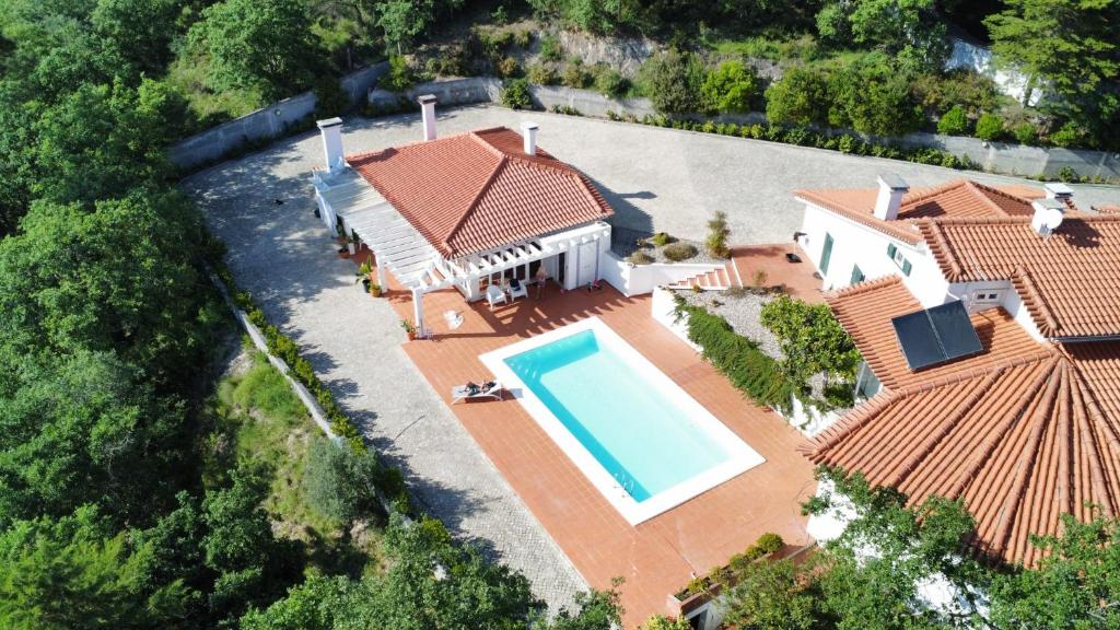 - une vue aérienne sur une maison avec une piscine dans l'établissement Fátima-Ourém - Quinta da Luz - breakfast included, à Ourém