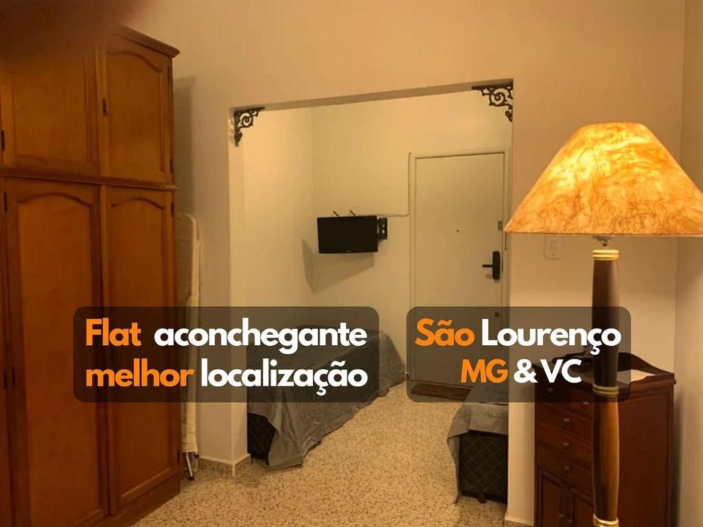Pokój z lampką i lustrem w pokoju w obiekcie Centro de São Lourenço: Conforto e Praticidade w mieście São Lourenço