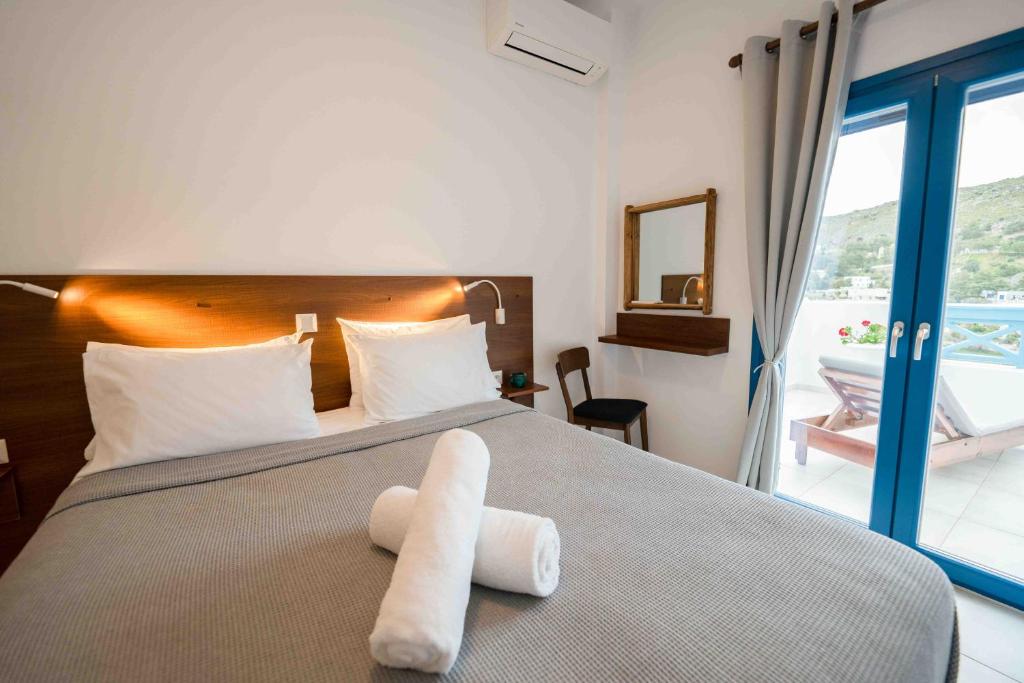Posteľ alebo postele v izbe v ubytovaní HELIADES SUITES