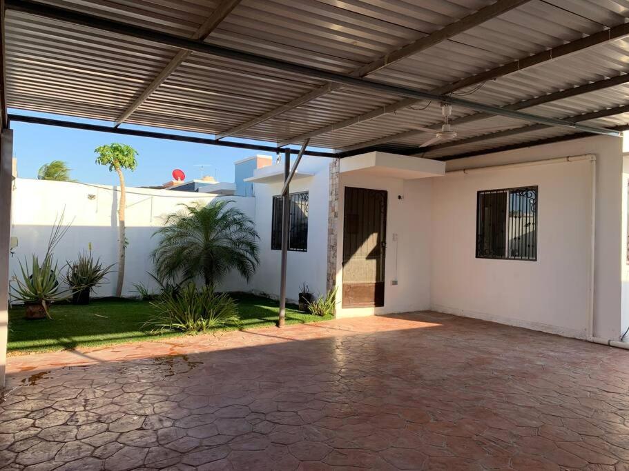een lege patio van een wit huis met een plafond bij Residencia con gran espacio, cómoda y fresca. in Mérida