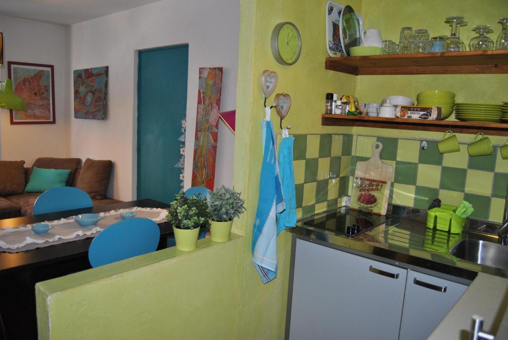 Kuchyň nebo kuchyňský kout v ubytování Appartements & Chambres Les Loges du Capucin