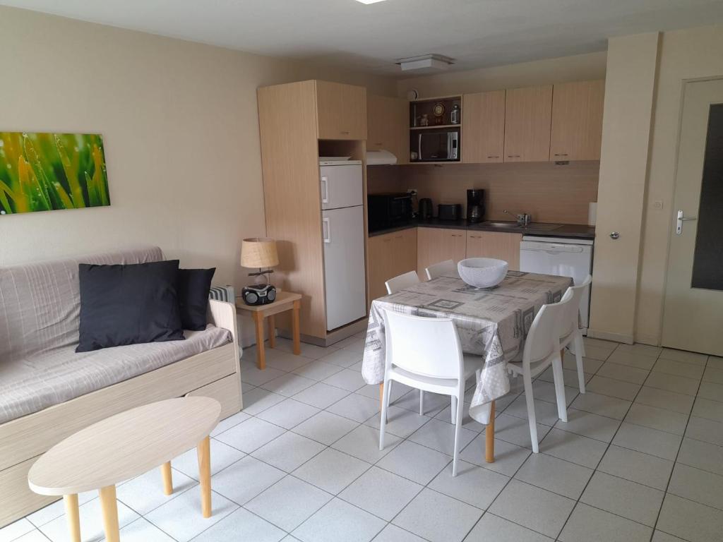 Kuchyň nebo kuchyňský kout v ubytování Appart T3 Terrasse - Piscine - 3 étoiles