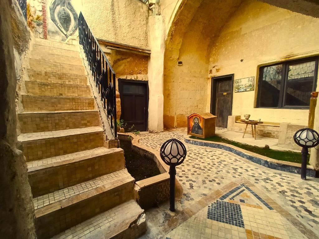 un edificio con escaleras delante de un edificio en stone age cappadocia en Nevşehir