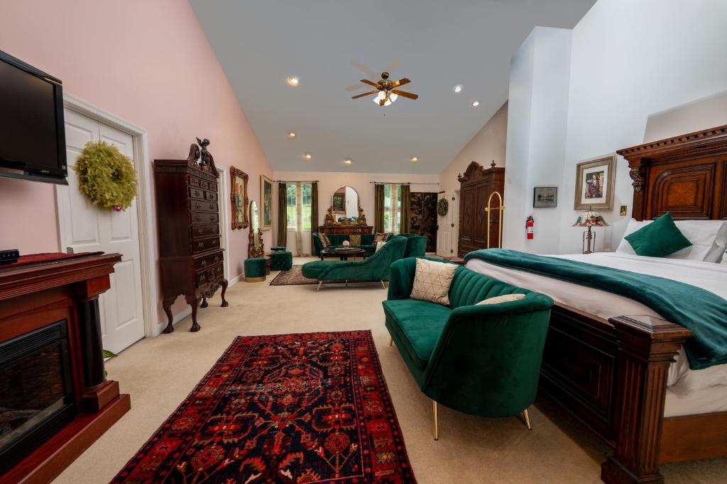 Stone Manor Boutique Inn - King Suite With Balcony