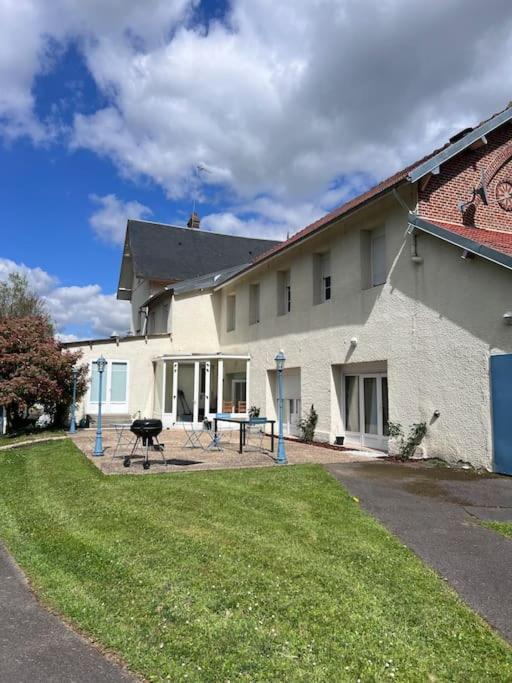 une maison blanche avec une table de pique-nique dans la cour dans l'établissement Studio aux abords des étangs, à Milly-sur-Thérain