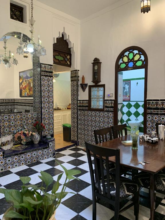 a dining room with a table and a kitchen at Casa Lucas in Tetouan