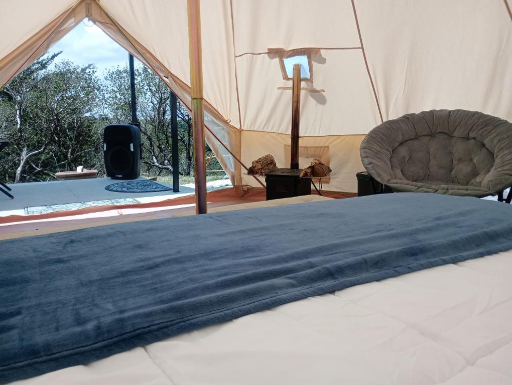 sypialnia z łóżkiem i namiotem w obiekcie Better Life Mountain Camp Monte Verde w mieście Monteverde