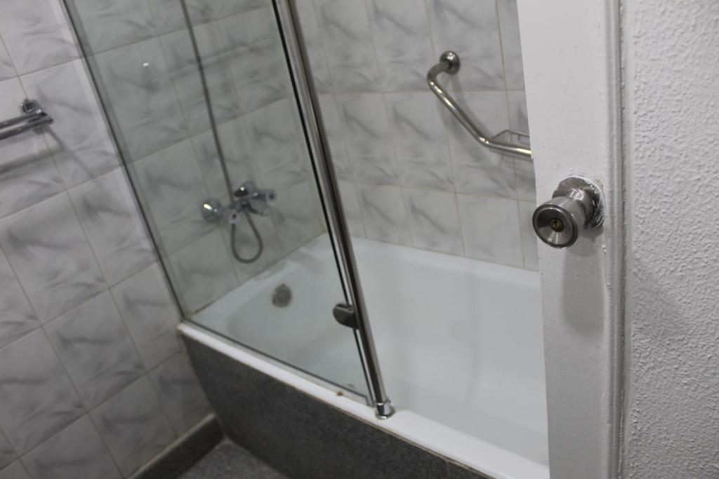 Koupelna v ubytování Emilio Hotel