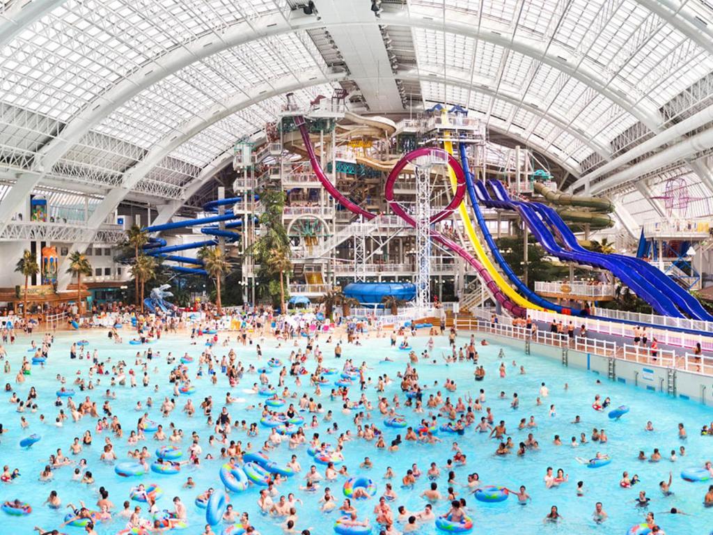 Une foule de gens dans une piscine d'un parc aquatique dans l'établissement West Edmonton Mall Inn, à Edmonton