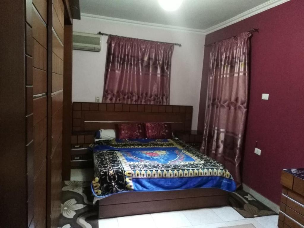 Giường trong phòng chung tại شقة بوسط البلد