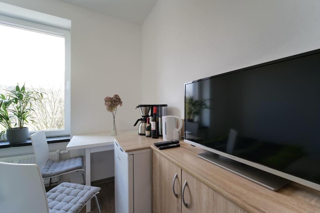 TV a/nebo společenská místnost v ubytování Preiswertes modernes Gästezimmer in Aue Bad-Schlema