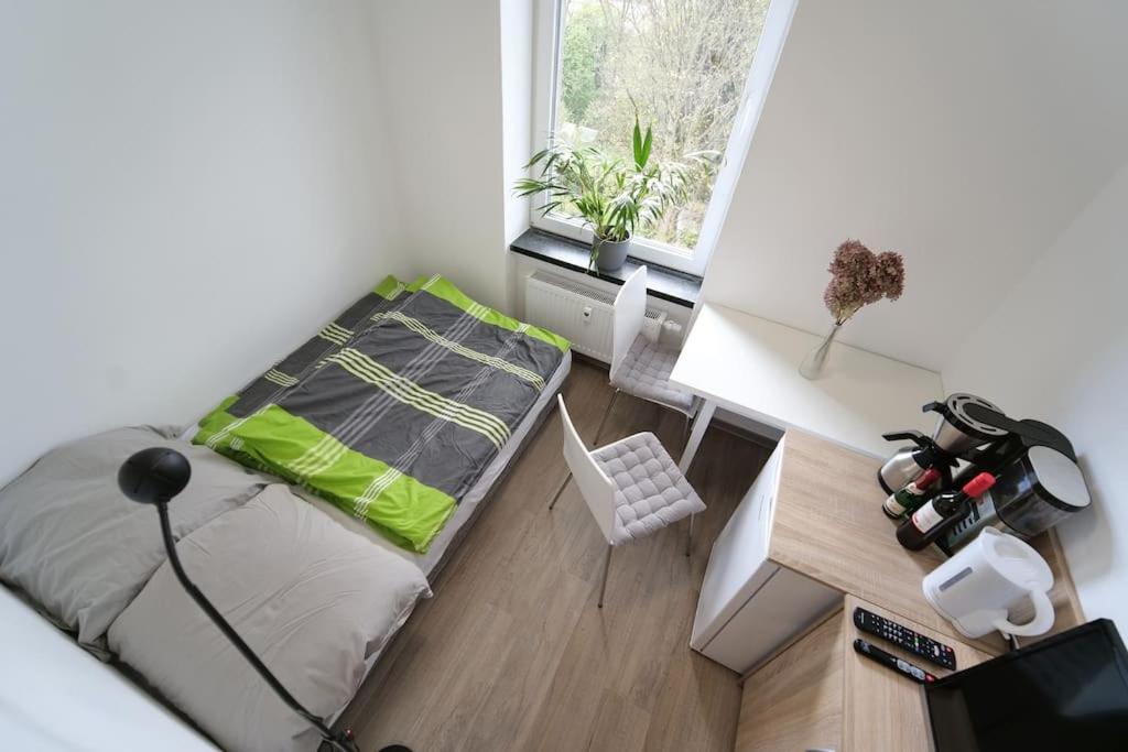 Posezení v ubytování Preiswertes modernes Gästezimmer in Aue Bad-Schlema