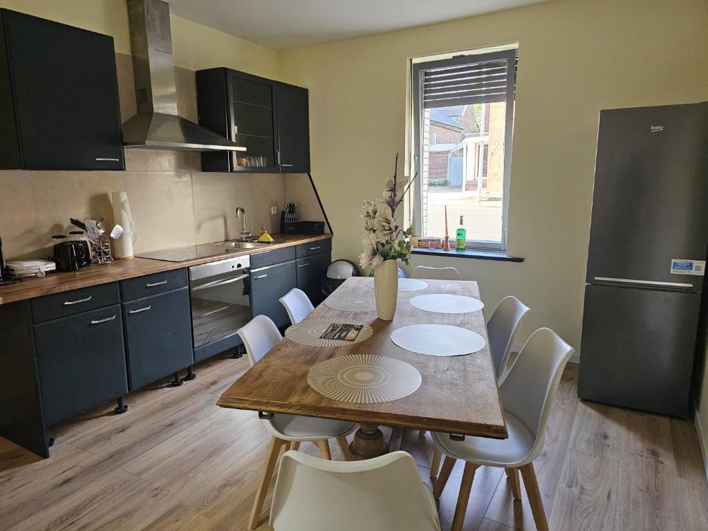 Kuchyň nebo kuchyňský kout v ubytování Work and Stay IaM ,3 Schlafzimmer 6 betten 90 qm neu modernisiert