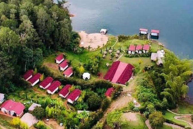 a group of tents on an island in the water at Hotel Pietrasanta in Guatapé