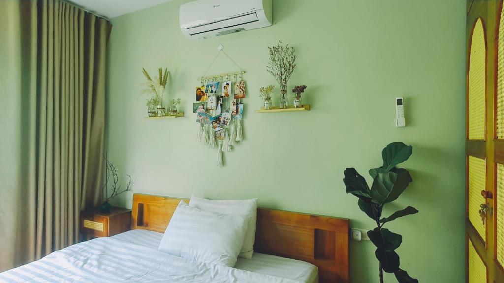 Postel nebo postele na pokoji v ubytování Dốc Chill - Villa gần Ba Vì, view núi, gần hồ, 40ph đi từ trung tâm Hà Nội