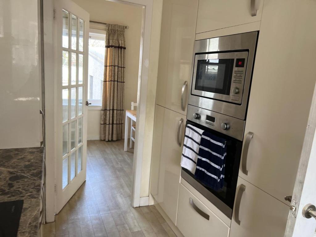 フォート・ウィリアムにあるWallace Houseのキッチン(オーブン、電子レンジ付)